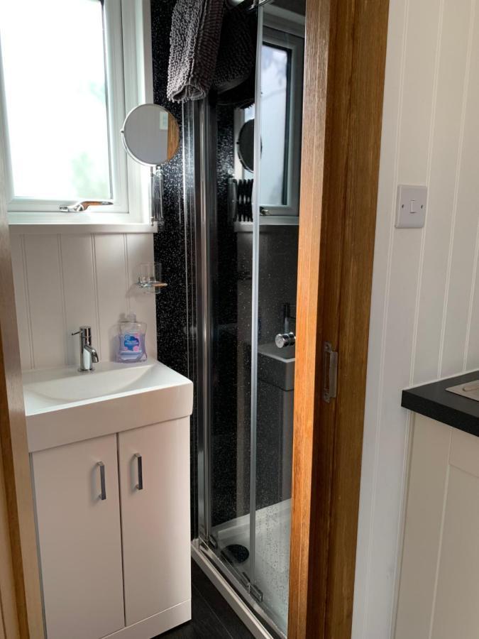 Tides Reach, Deluxe Shepherds Hut 1, 100M From The Beach St Merryn Exterior foto