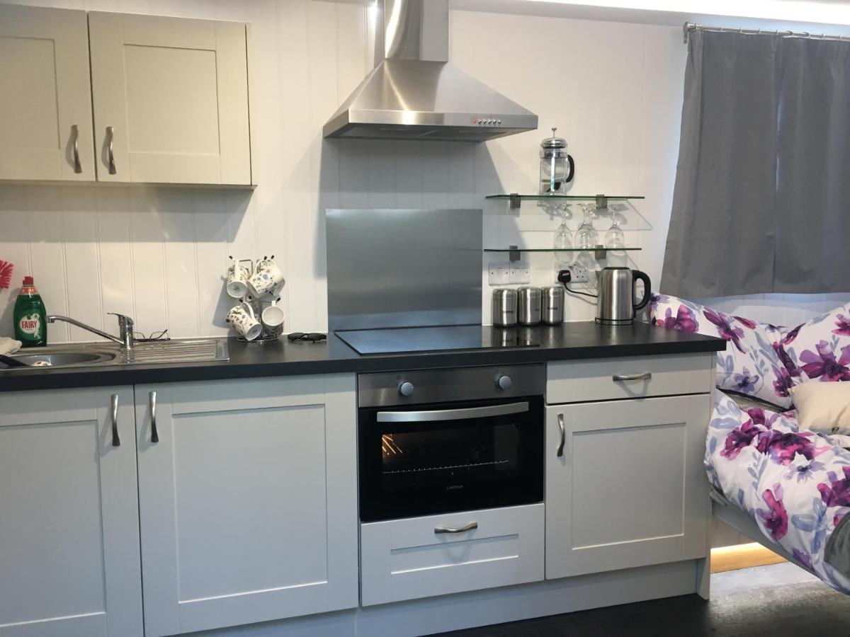 Tides Reach, Deluxe Shepherds Hut 1, 100M From The Beach St Merryn Exterior foto
